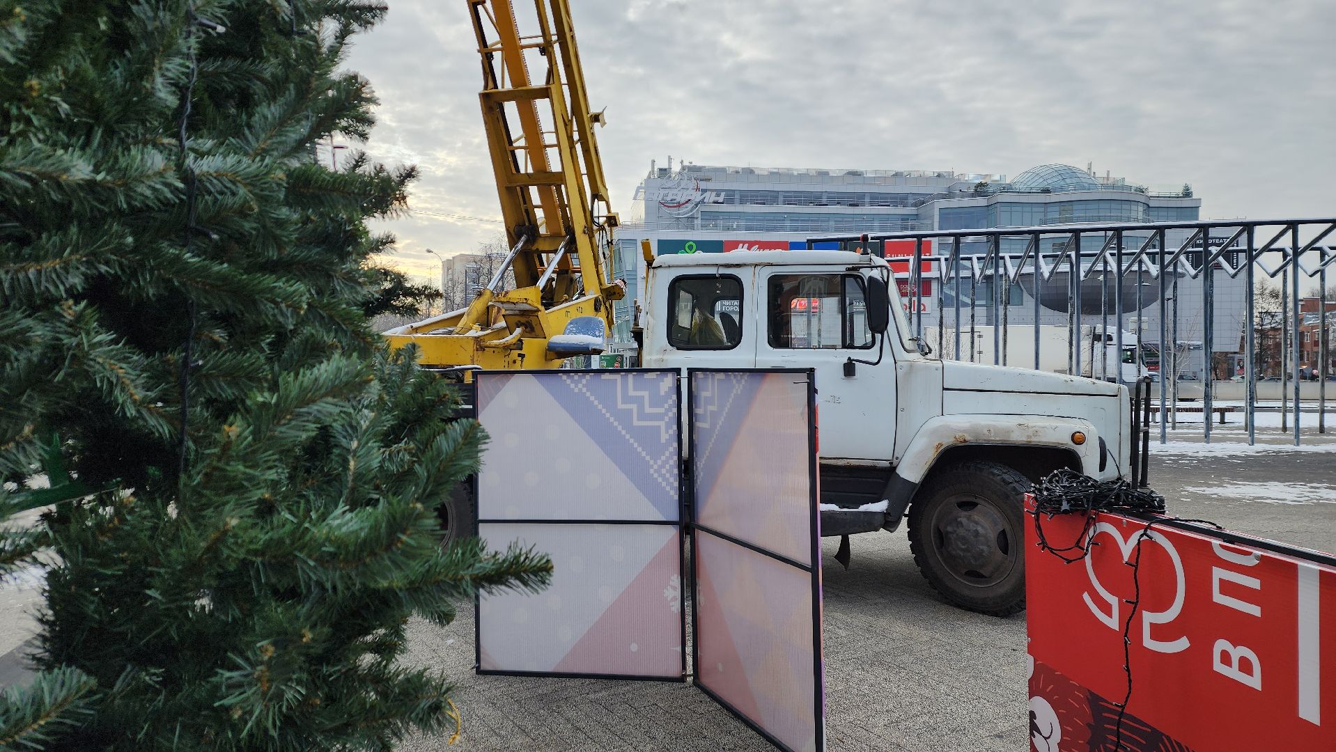 вертикалки, ивантеевка, новогодняя елка, праздники, украшение города к новому году, площадь, шары, гирлянды, жители,