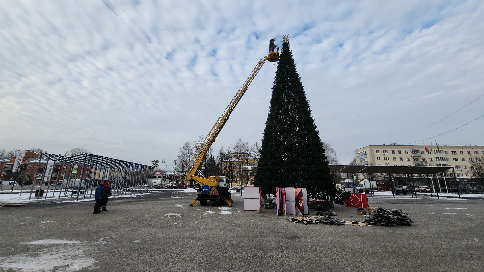вертикалки, ивантеевка, новогодняя елка, праздники, украшение города к новому году, площадь, шары, гирлянды, жители,