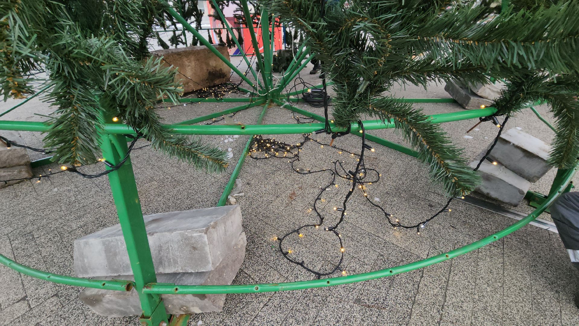 вертикалки, ивантеевка, новогодняя елка, праздники, украшение города к новому году, площадь, шары, гирлянды, жители,