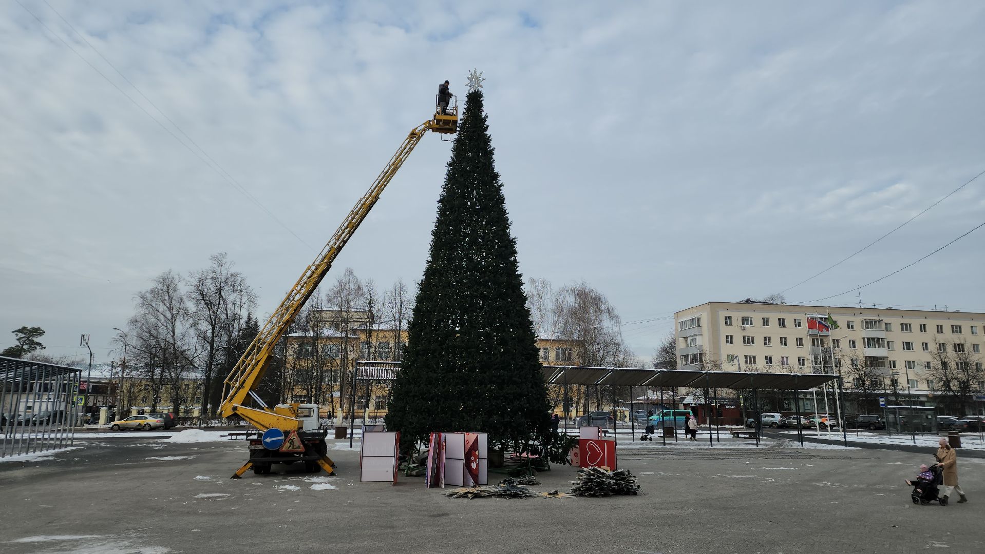 вертикалки, ивантеевка, новогодняя елка, праздники, украшение города к новому году, площадь, шары, гирлянды, жители,