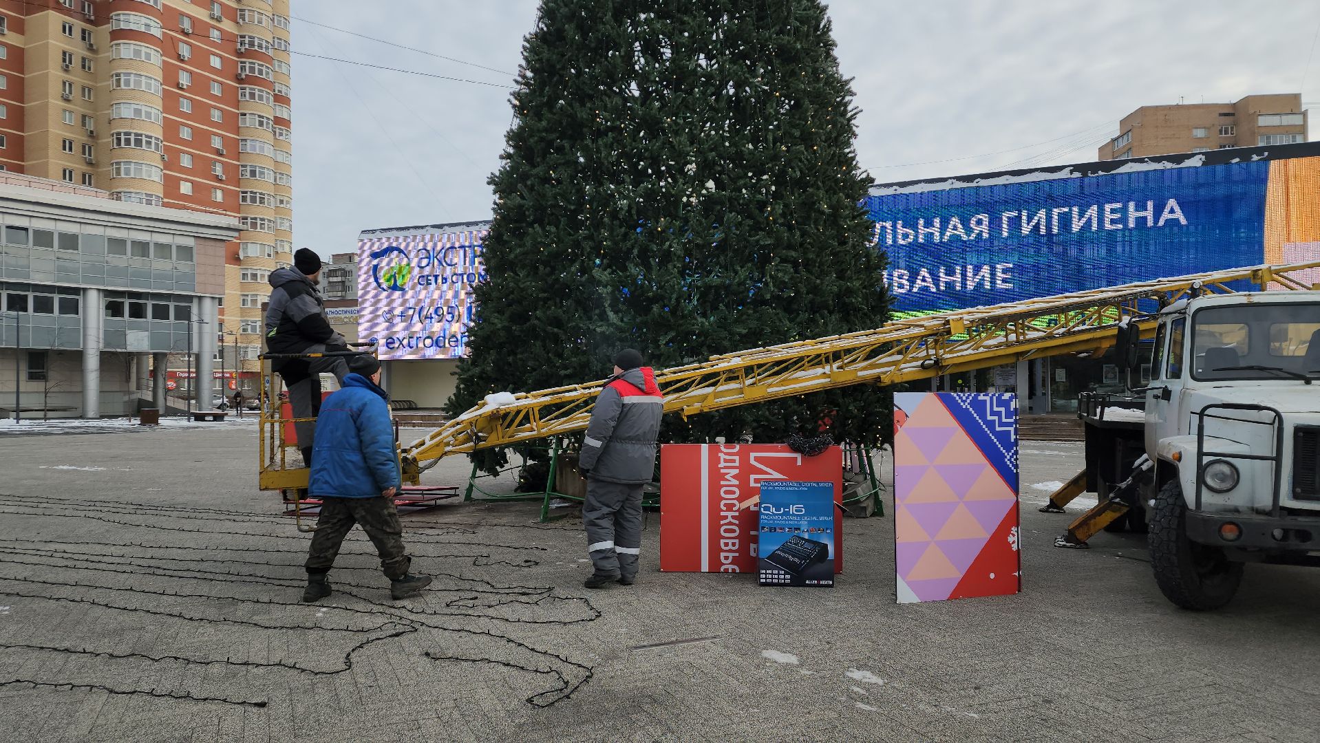 вертикалки, ивантеевка, новогодняя елка, праздники, украшение города к новому году, площадь, шары, гирлянды, жители,