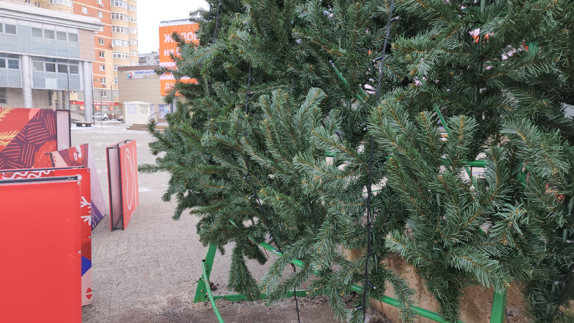 вертикалки, ивантеевка, новогодняя елка, праздники, украшение города к новому году, площадь, шары, гирлянды, жители,
