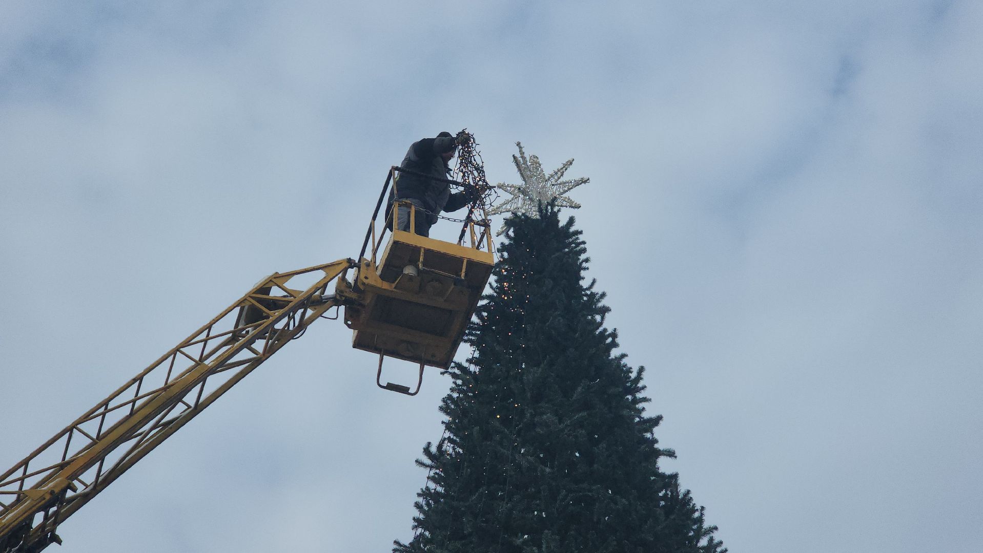 вертикалки, ивантеевка, новогодняя елка, праздники, украшение города к новому году, площадь, шары, гирлянды, жители,