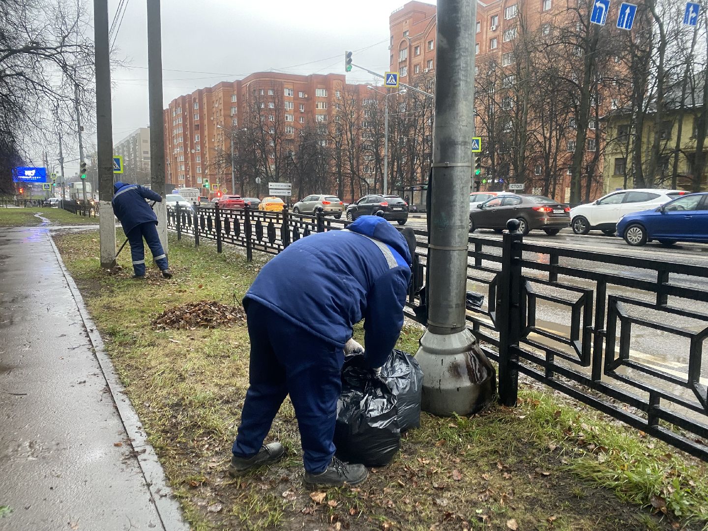 Домодедово, Подмосковье, Листва, уборка дворов осенью, Уборка листвы, Благоустройство, ЖКХ, коммунальная служба, вертикалки,