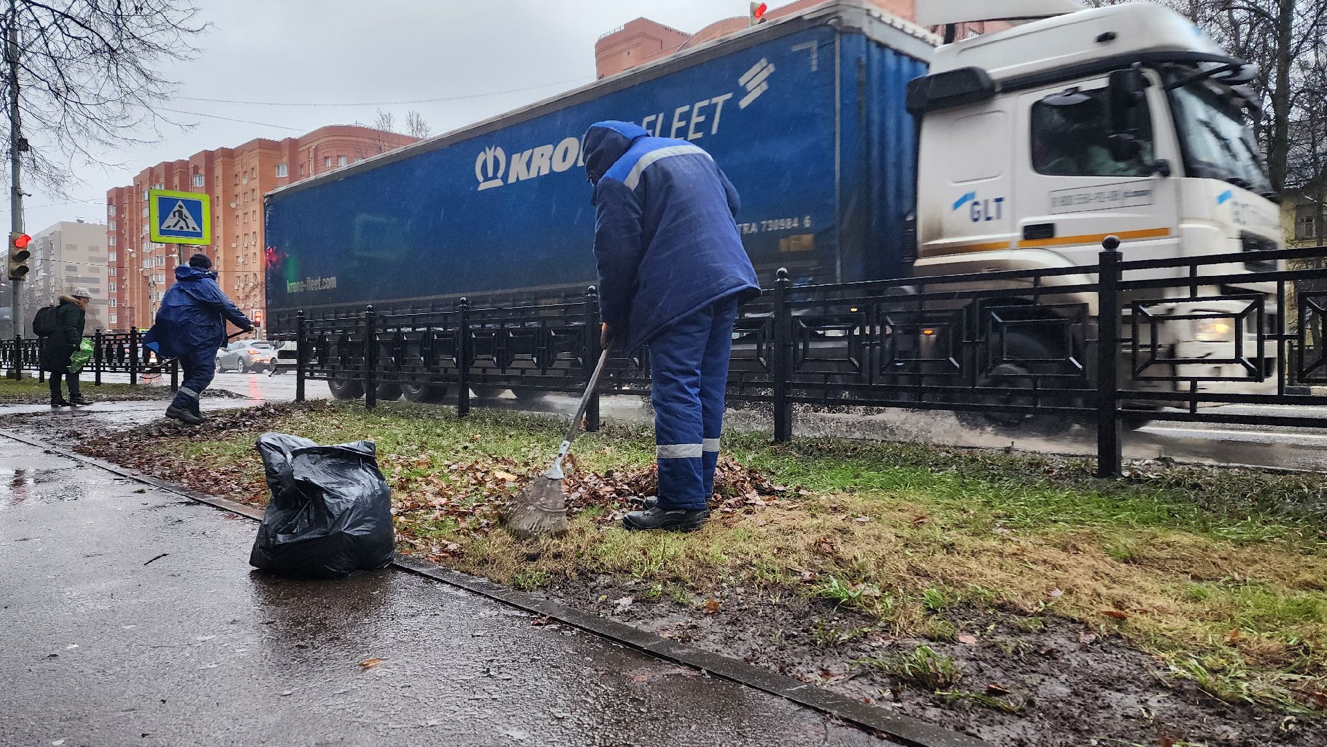 Домодедово, Подмосковье, Листва, уборка дворов осенью, Уборка листвы, Благоустройство, ЖКХ, коммунальная служба, вертикалки,