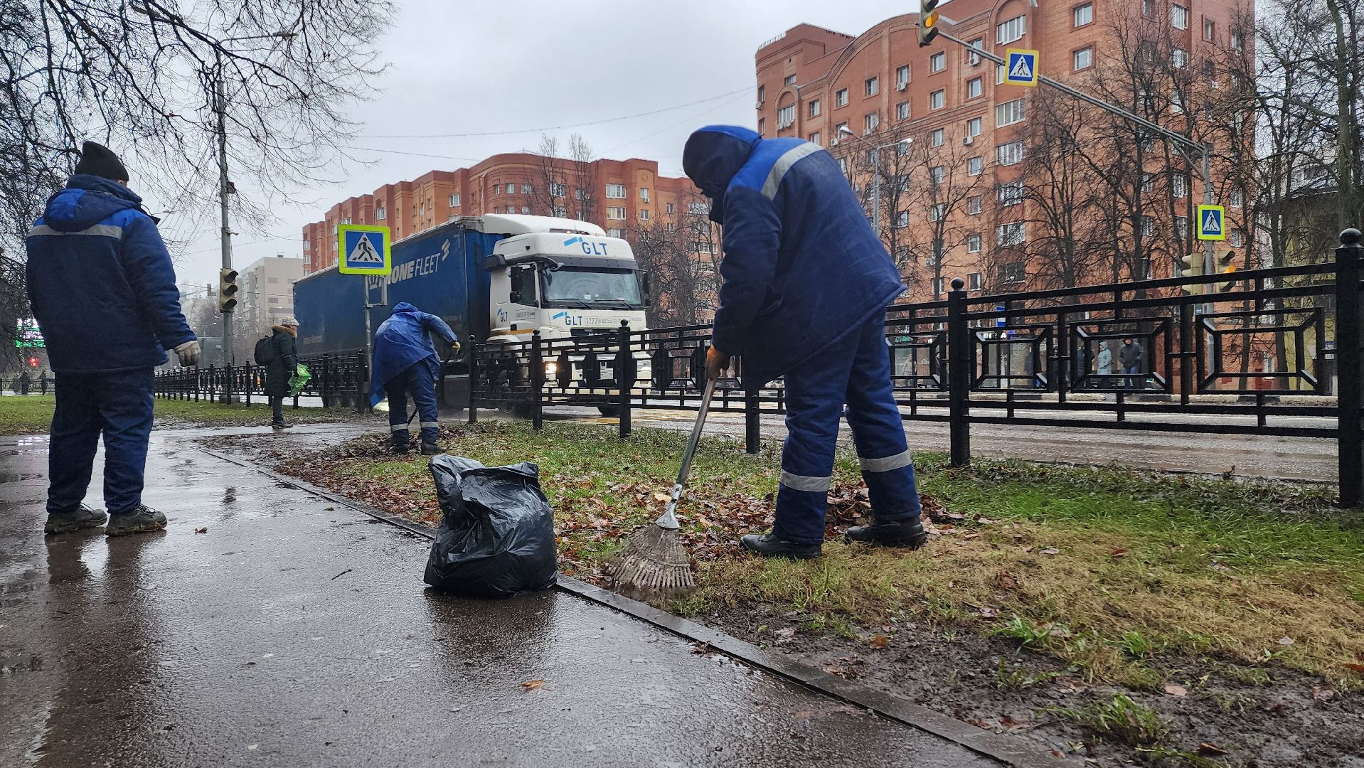 Домодедово, Подмосковье, Листва, уборка дворов осенью, Уборка листвы, Благоустройство, ЖКХ, коммунальная служба, вертикалки,