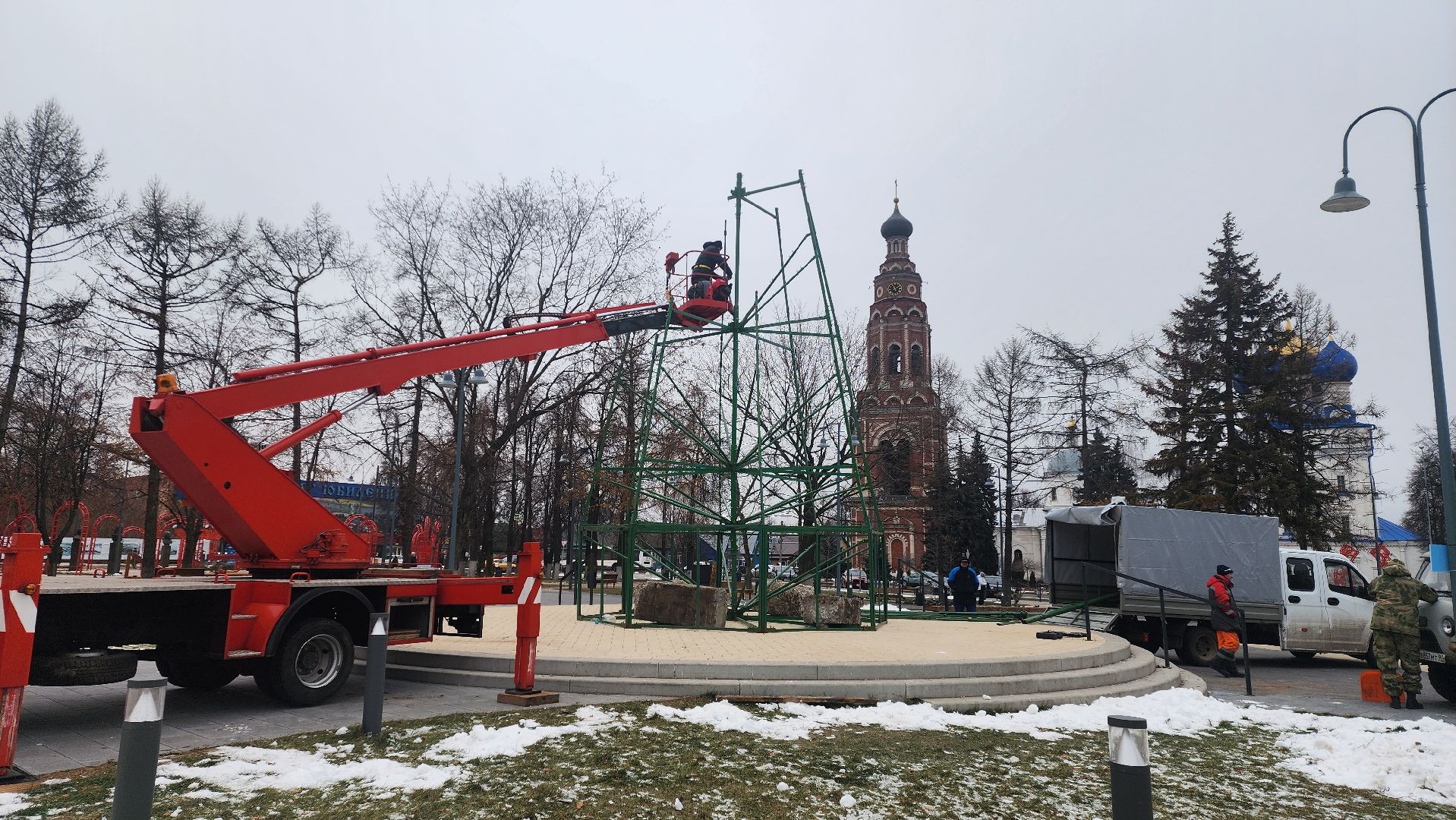 Бронницы, Подготовка к новому году, Установка елки, Благоустройство, Вертикалка, Вертикальное видео,