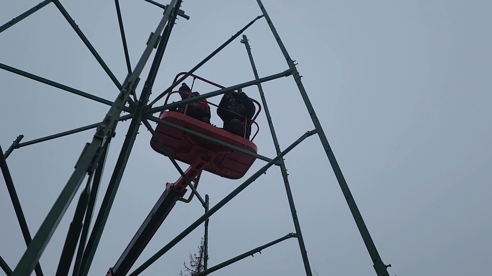 Бронницы, Подготовка к новому году, Установка елки, Благоустройство, Вертикалка, Вертикальное видео,