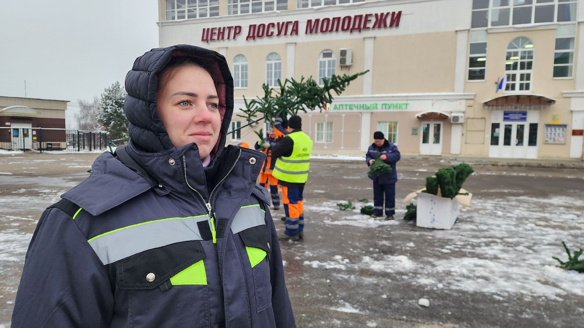 новогодняя ель, истра, установка елки, вертикалки,