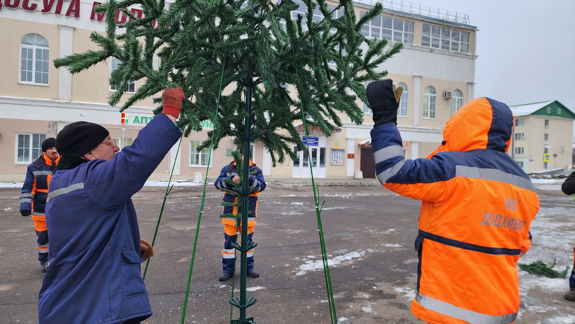 новогодняя ель, истра, установка елки, вертикалки,