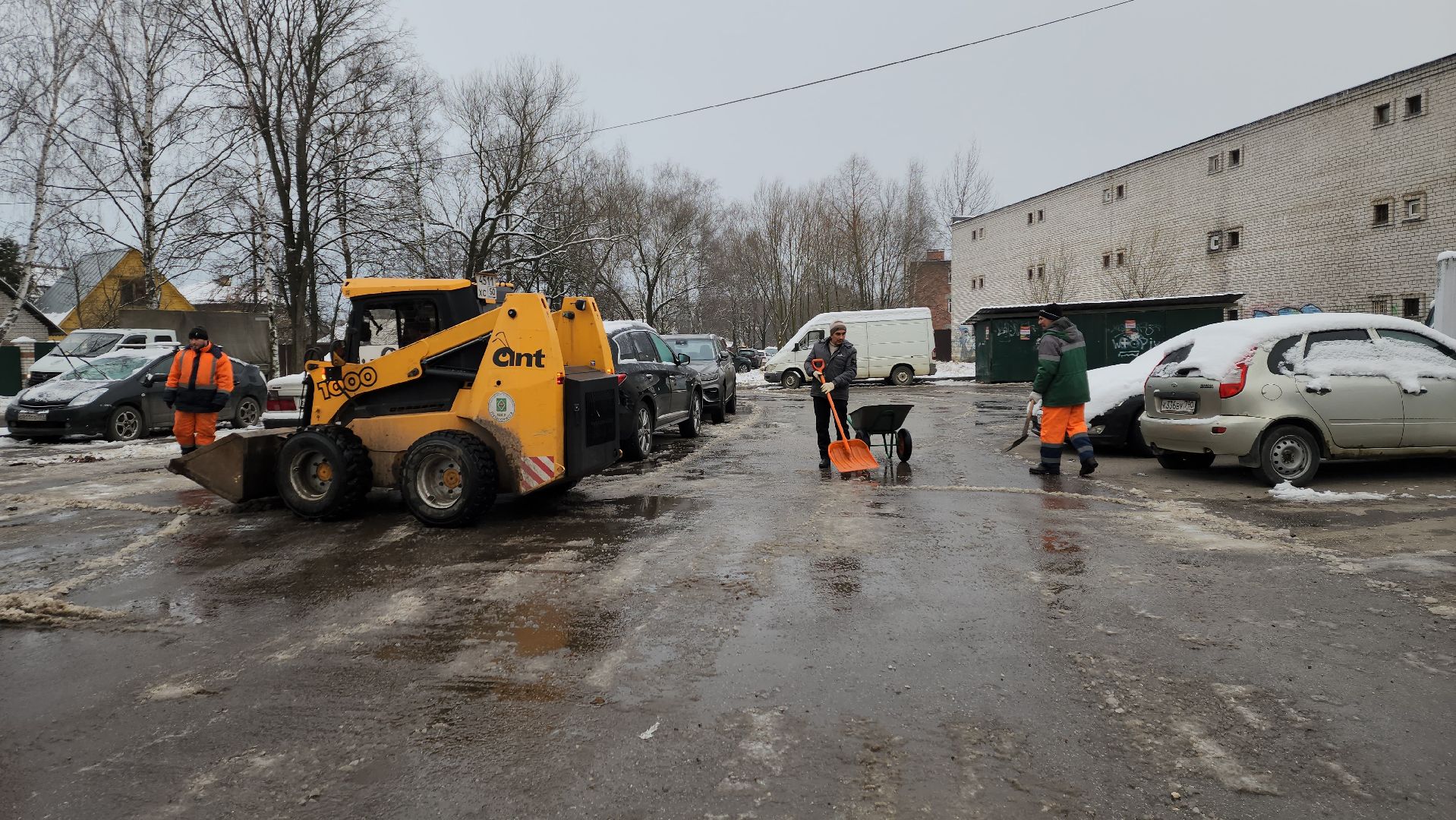 вертикалки, пушкино, наледь, коммунальное предприятие, уборка льда, техника, рабочие, благоустройство,
