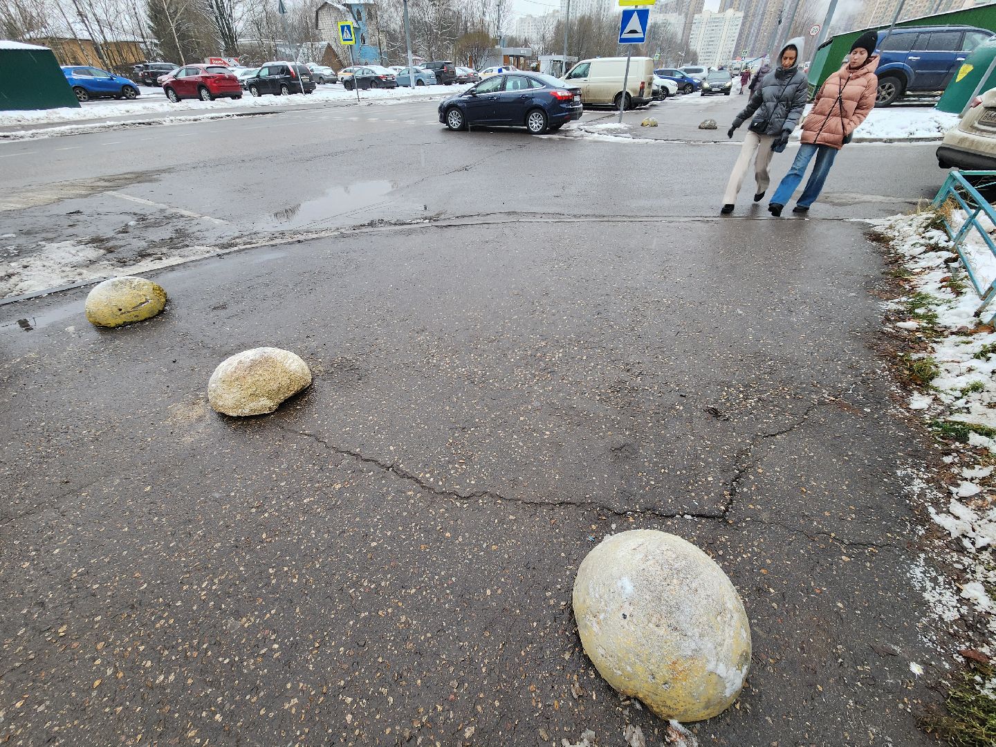 Одинцово, трехгорка, парковка, противопарковочные полусферы, вертикалка, вертикальное видео, гибдд,