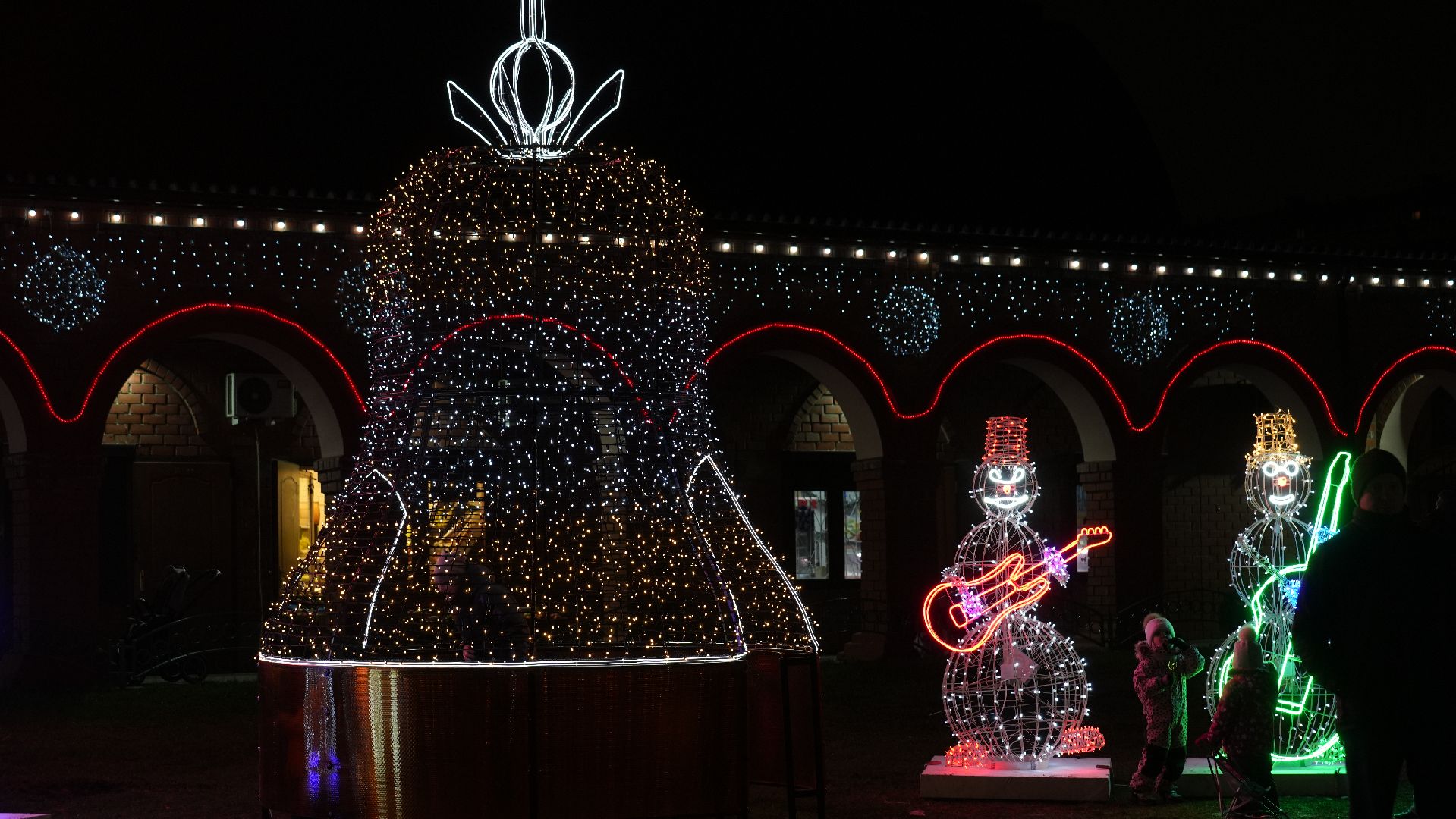 вертикалка, зима в подмосковье, световые инсталляции,