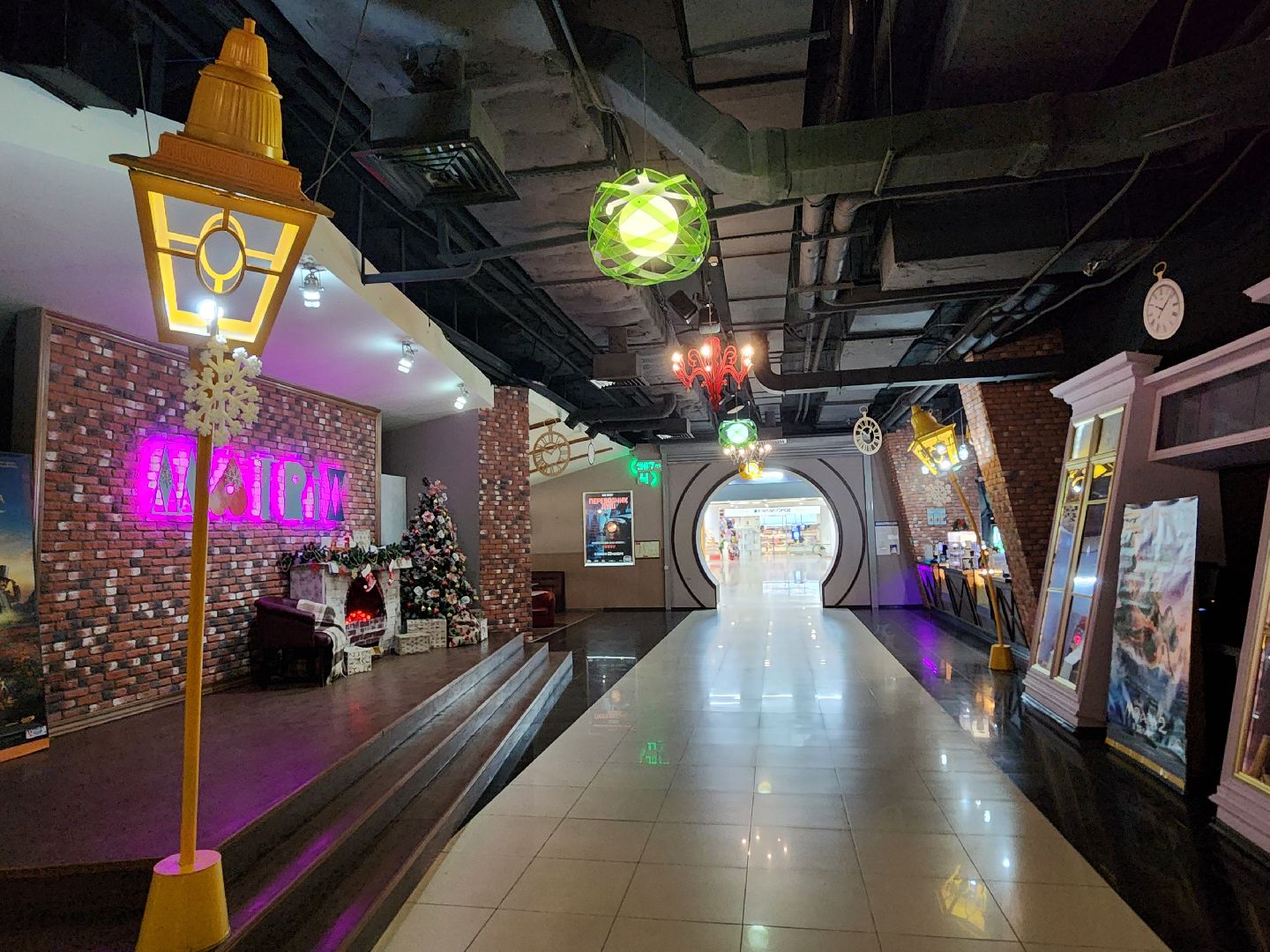 Чехов, кинотеатр Матрица, Новый год, украшения, праздничное убранство, елка, камин, новогодние игрушки, гирлянды, вертикалки,