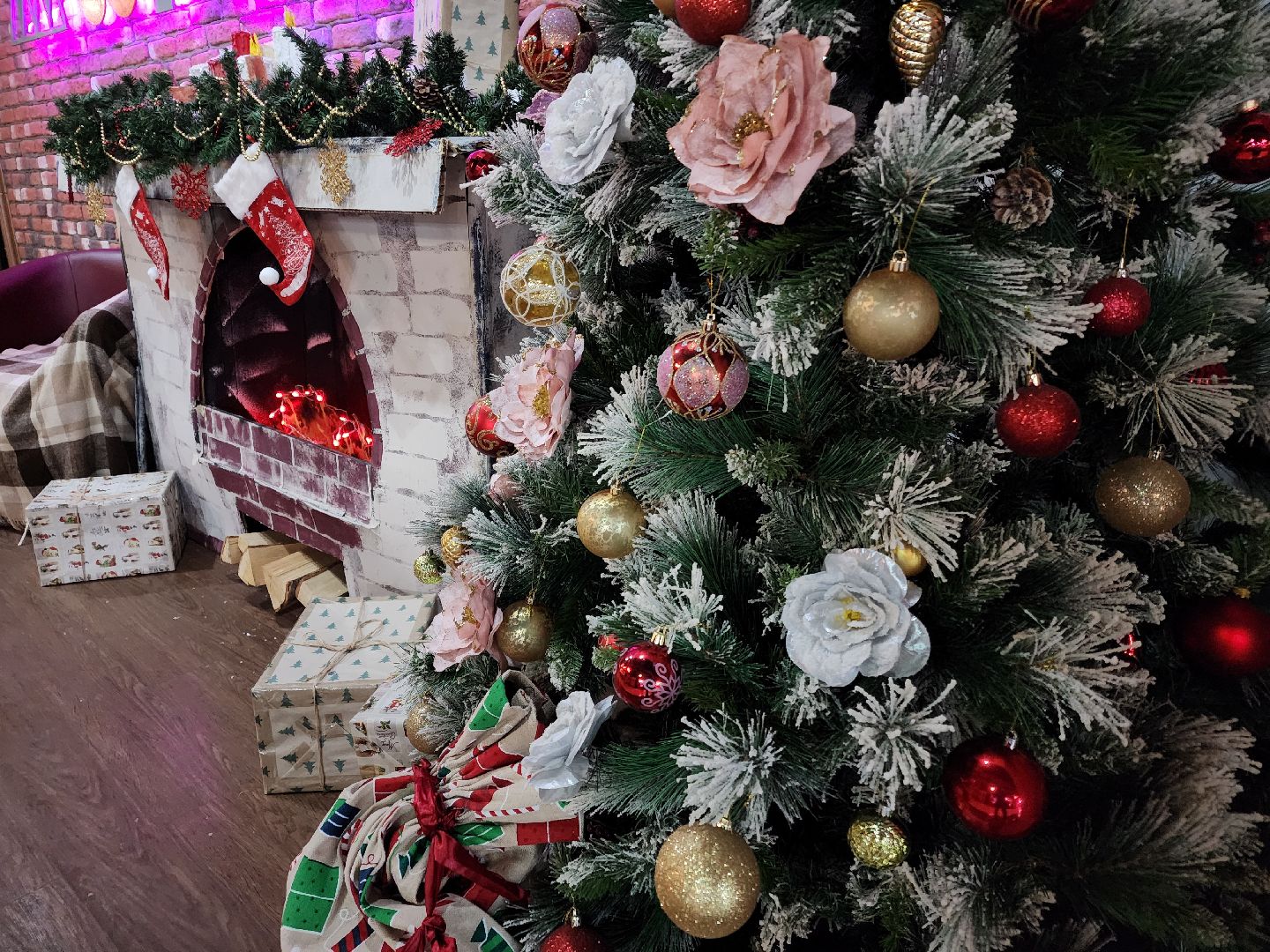 Чехов, кинотеатр Матрица, Новый год, украшения, праздничное убранство, елка, камин, новогодние игрушки, гирлянды, вертикалки,