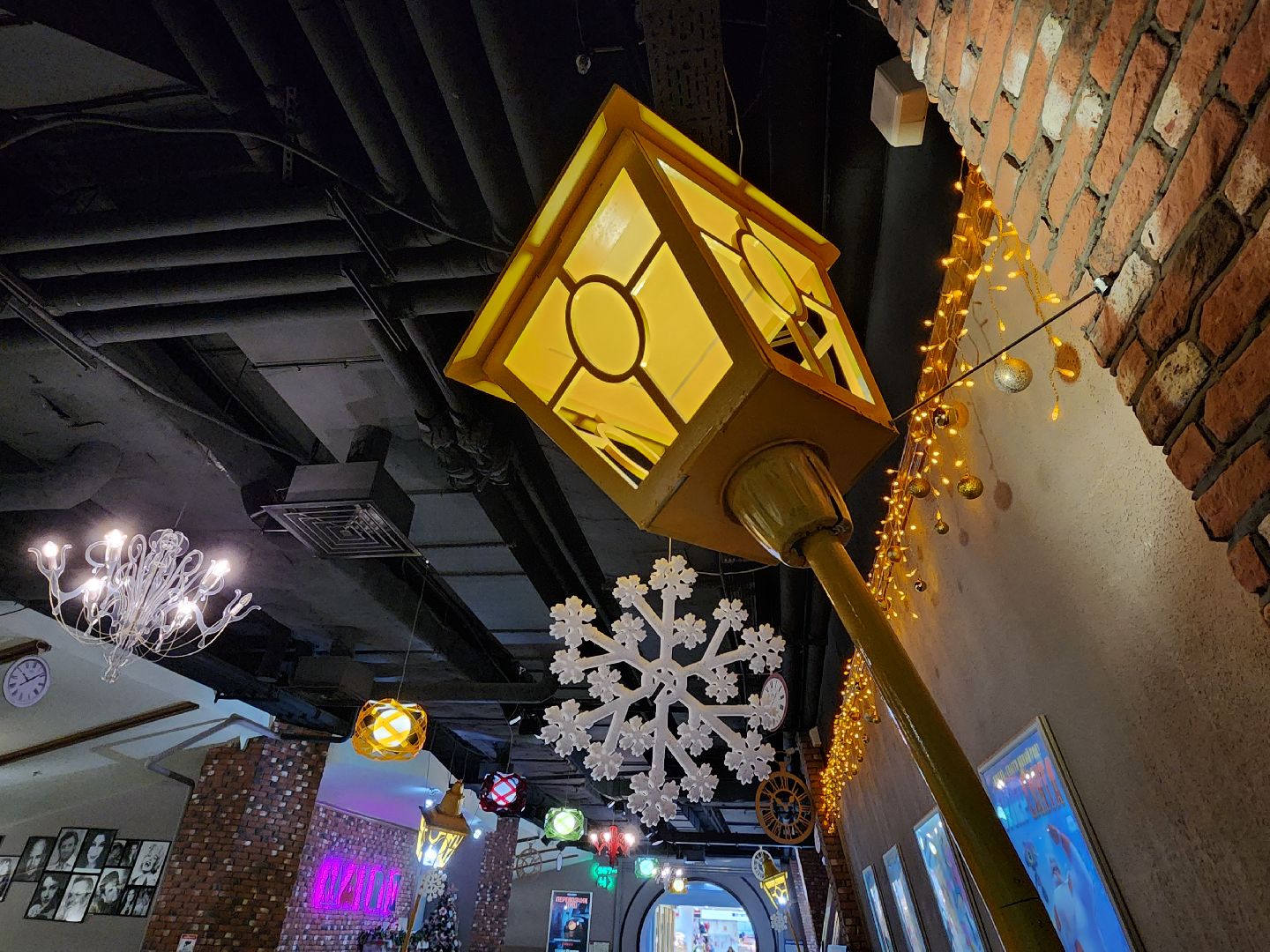 Чехов, кинотеатр Матрица, Новый год, украшения, праздничное убранство, елка, камин, новогодние игрушки, гирлянды, вертикалки,