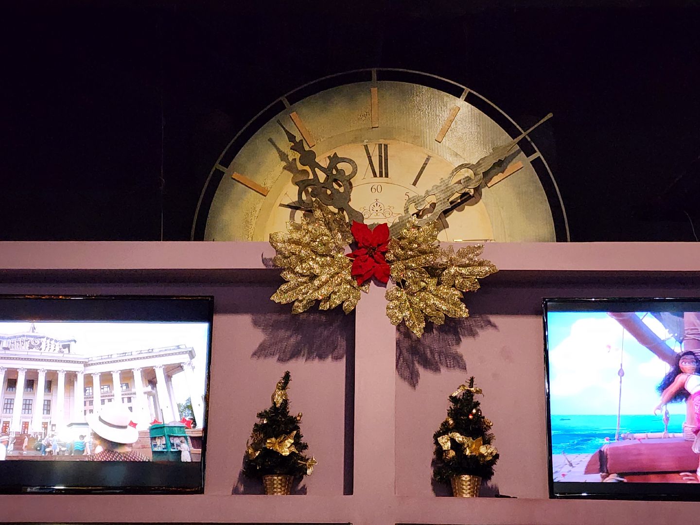 Чехов, кинотеатр Матрица, Новый год, украшения, праздничное убранство, елка, камин, новогодние игрушки, гирлянды, вертикалки,