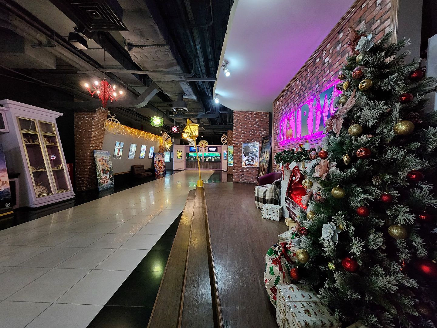 Чехов, кинотеатр Матрица, Новый год, украшения, праздничное убранство, елка, камин, новогодние игрушки, гирлянды, вертикалки,