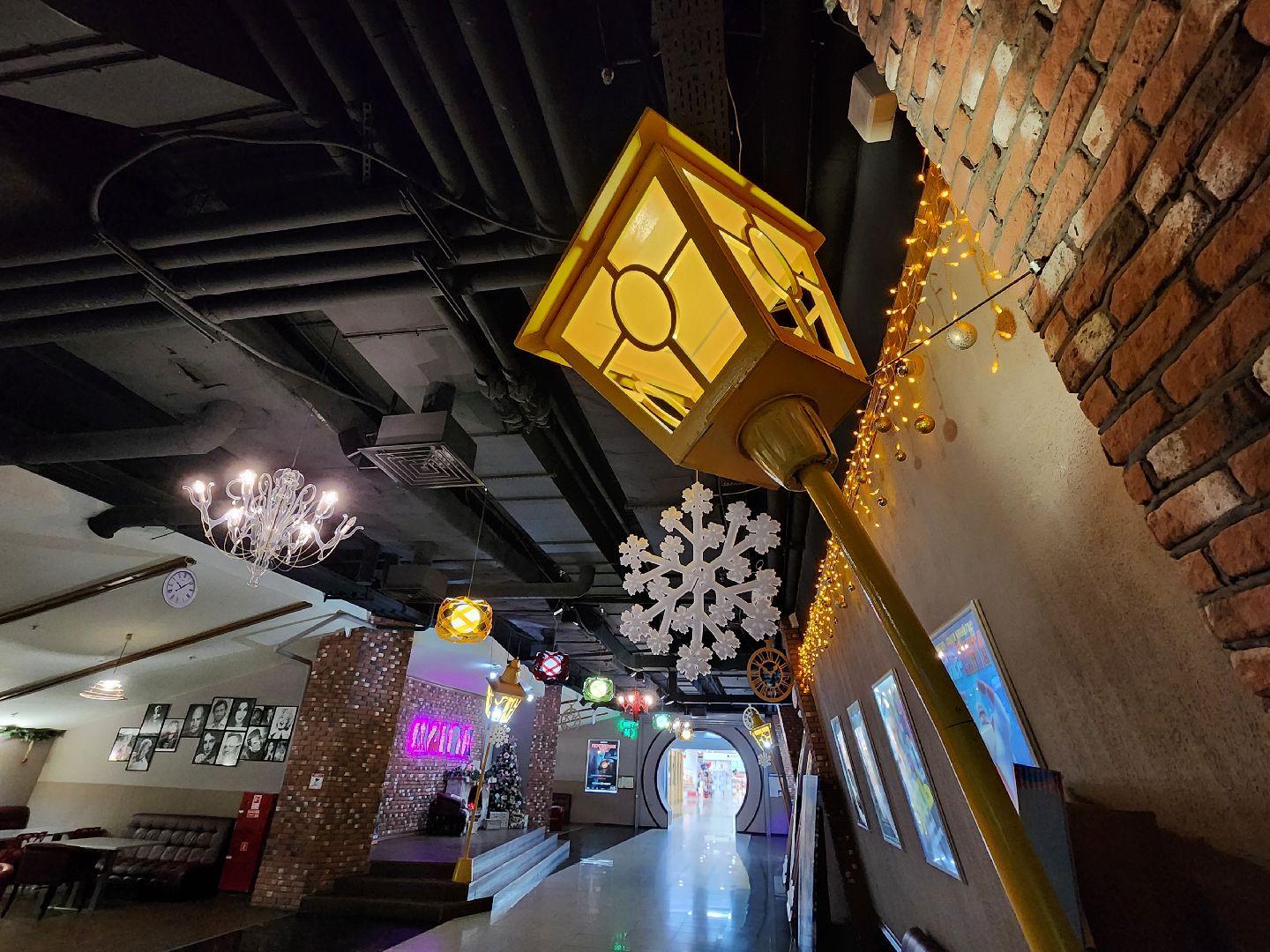 Чехов, кинотеатр Матрица, Новый год, украшения, праздничное убранство, елка, камин, новогодние игрушки, гирлянды, вертикалки,