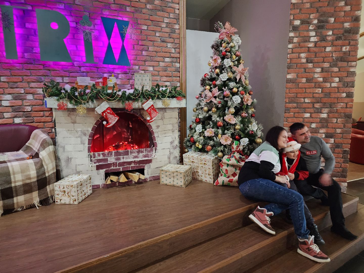 Чехов, кинотеатр Матрица, Новый год, украшения, праздничное убранство, елка, камин, новогодние игрушки, гирлянды, вертикалки,