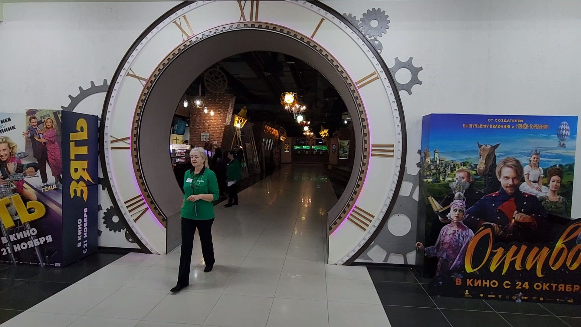 Чехов, кинотеатр Матрица, Новый год, украшения, праздничное убранство, елка, камин, новогодние игрушки, гирлянды, вертикалки,