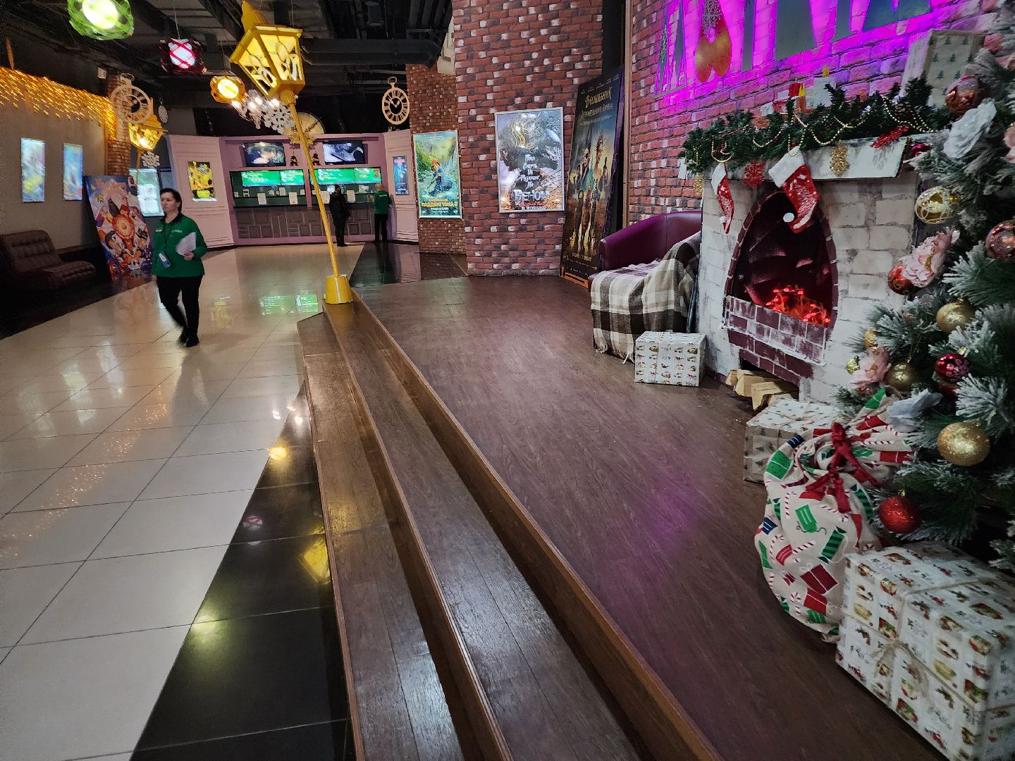 Чехов, кинотеатр Матрица, Новый год, украшения, праздничное убранство, елка, камин, новогодние игрушки, гирлянды, вертикалки,