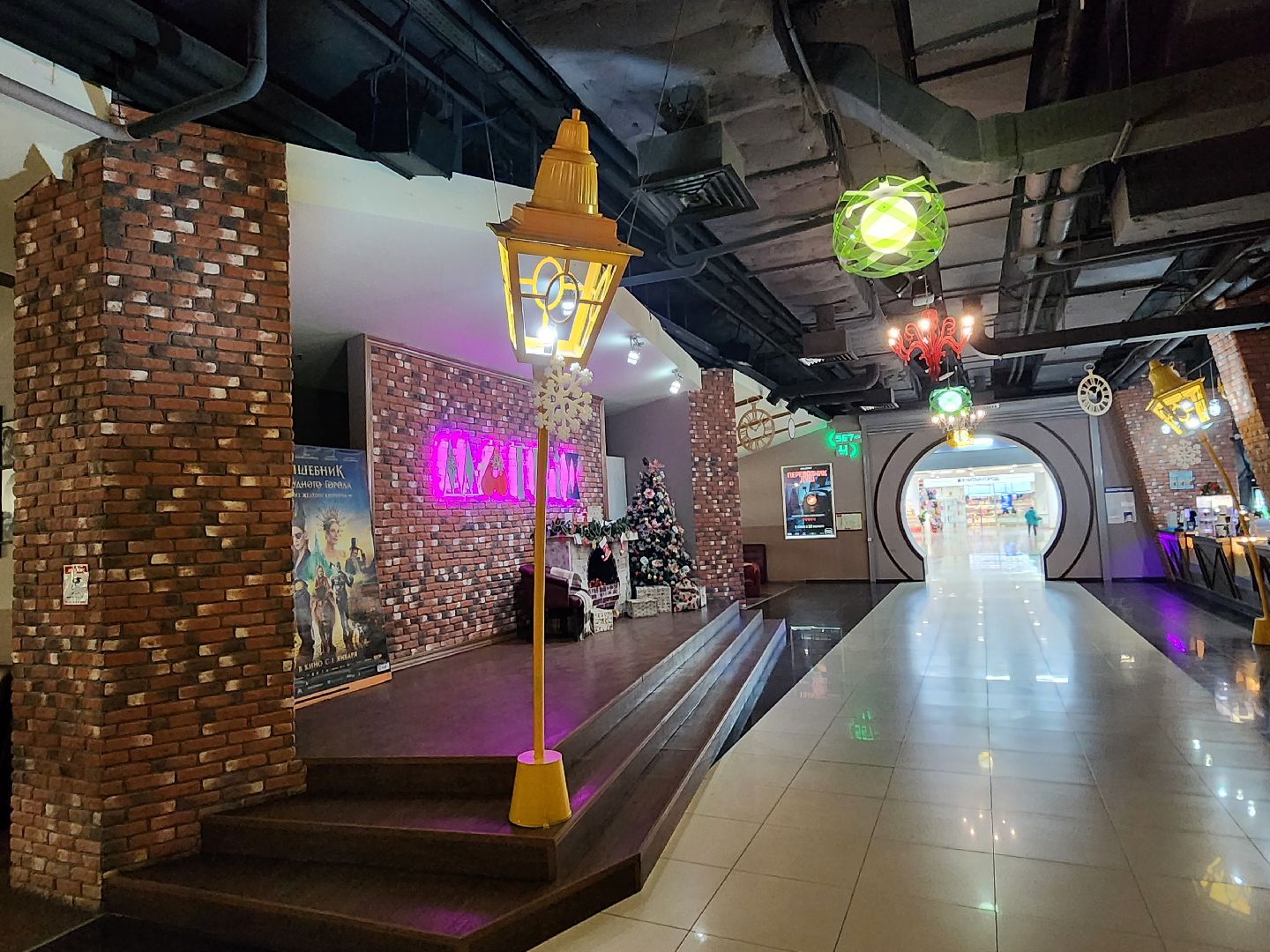 Чехов, кинотеатр Матрица, Новый год, украшения, праздничное убранство, елка, камин, новогодние игрушки, гирлянды, вертикалки,