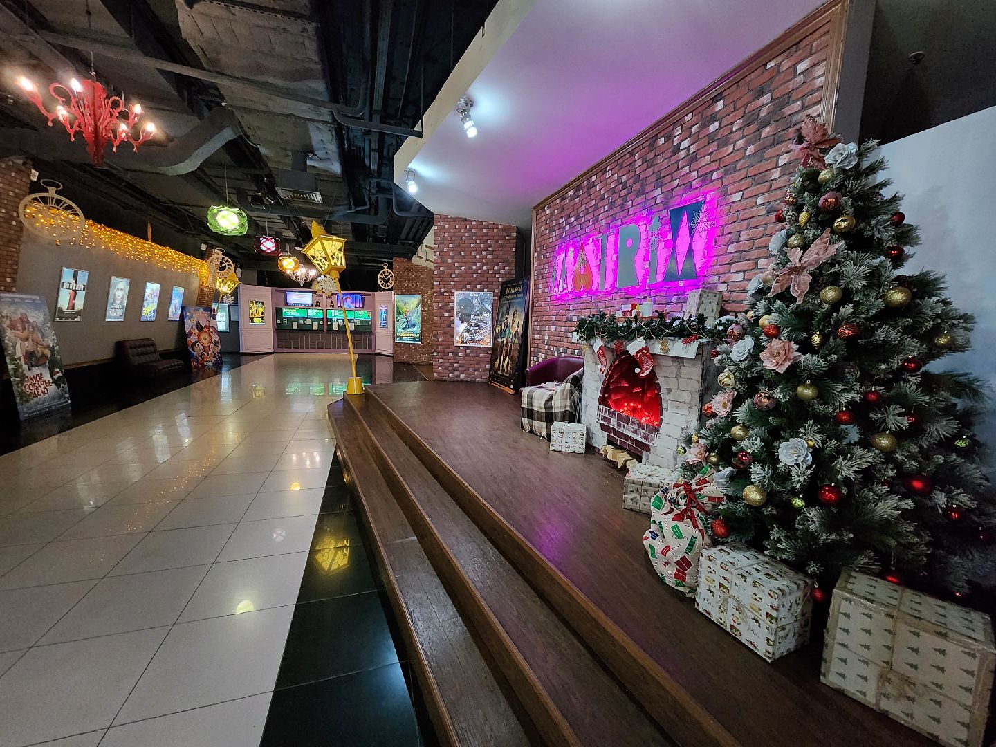 Чехов, кинотеатр Матрица, Новый год, украшения, праздничное убранство, елка, камин, новогодние игрушки, гирлянды, вертикалки,