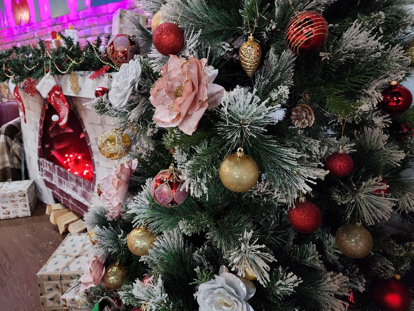 Чехов, кинотеатр Матрица, Новый год, украшения, праздничное убранство, елка, камин, новогодние игрушки, гирлянды, вертикалки,