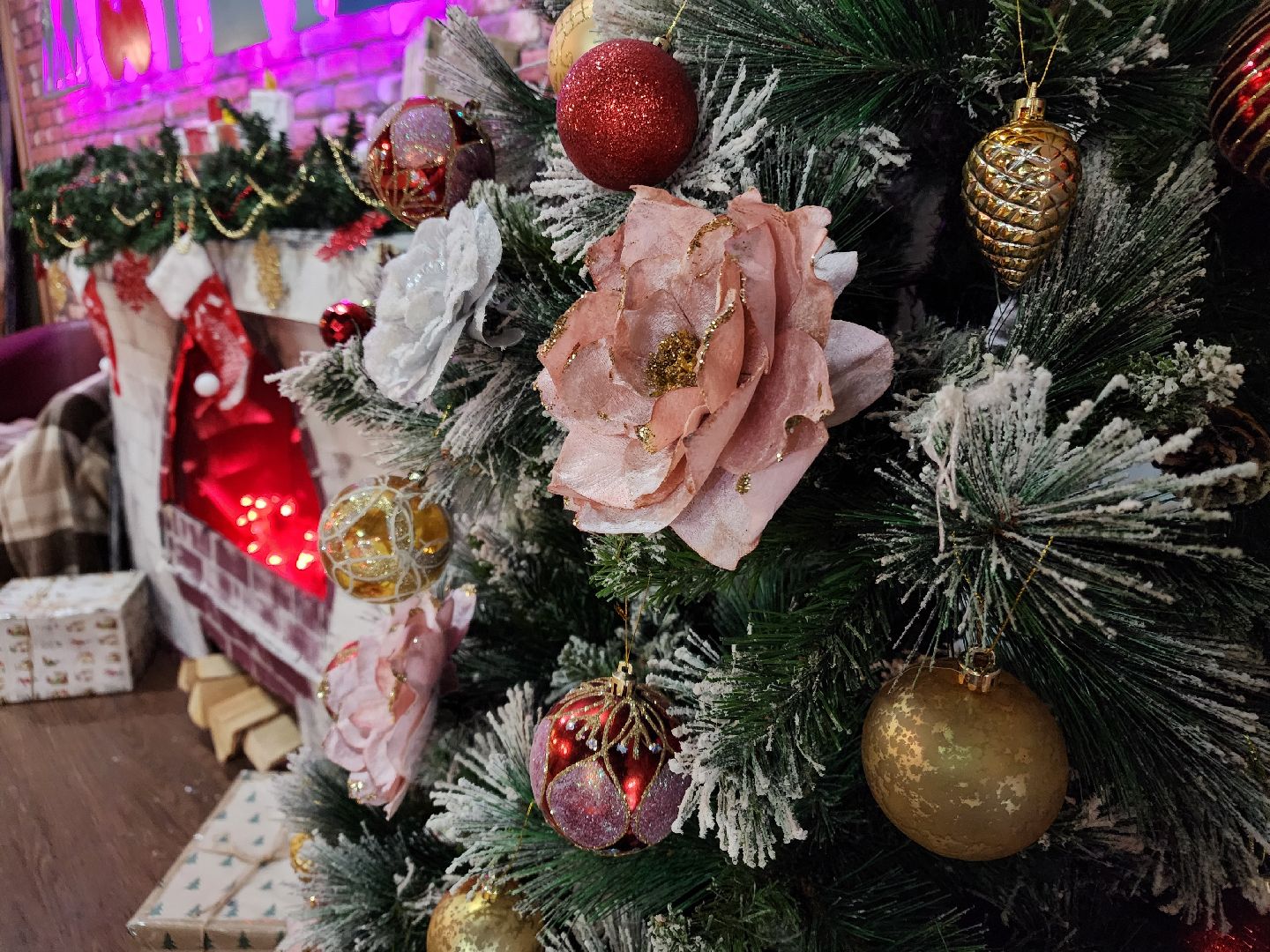 Чехов, кинотеатр Матрица, Новый год, украшения, праздничное убранство, елка, камин, новогодние игрушки, гирлянды, вертикалки,