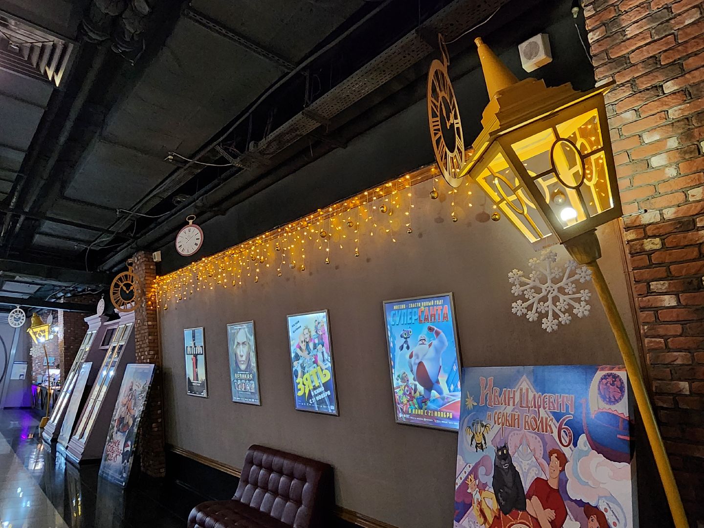 Чехов, кинотеатр Матрица, Новый год, украшения, праздничное убранство, елка, камин, новогодние игрушки, гирлянды, вертикалки,