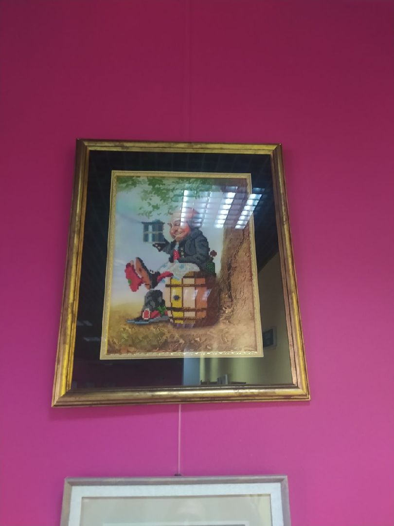 Выставка, вышивка, вышивальщица, благотворительность, помощь, люди