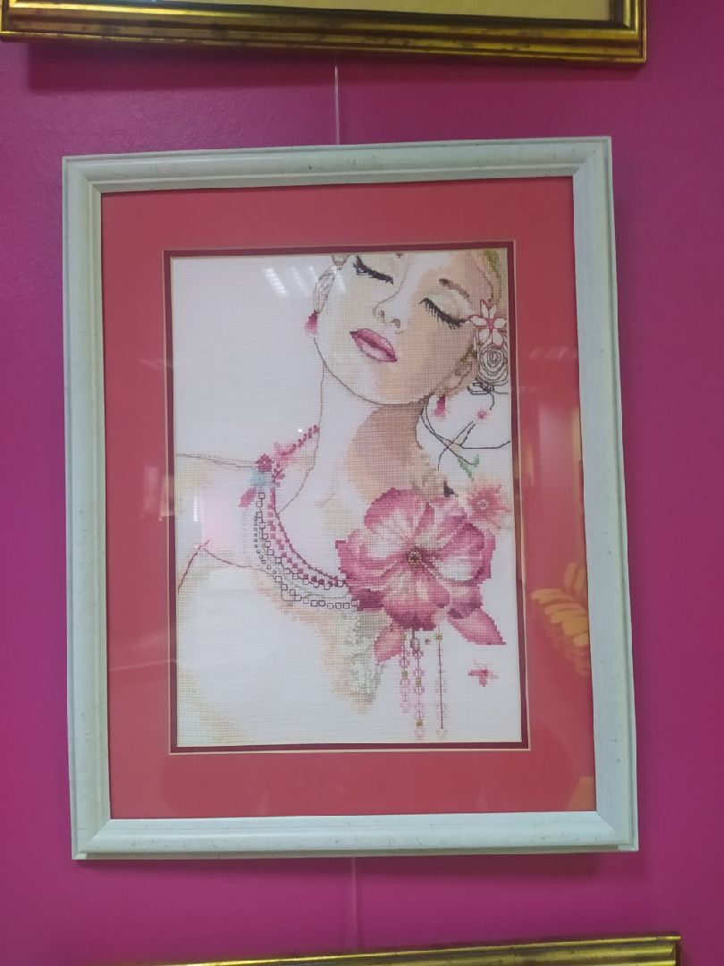 Выставка, вышивка, вышивальщица, благотворительность, помощь, люди