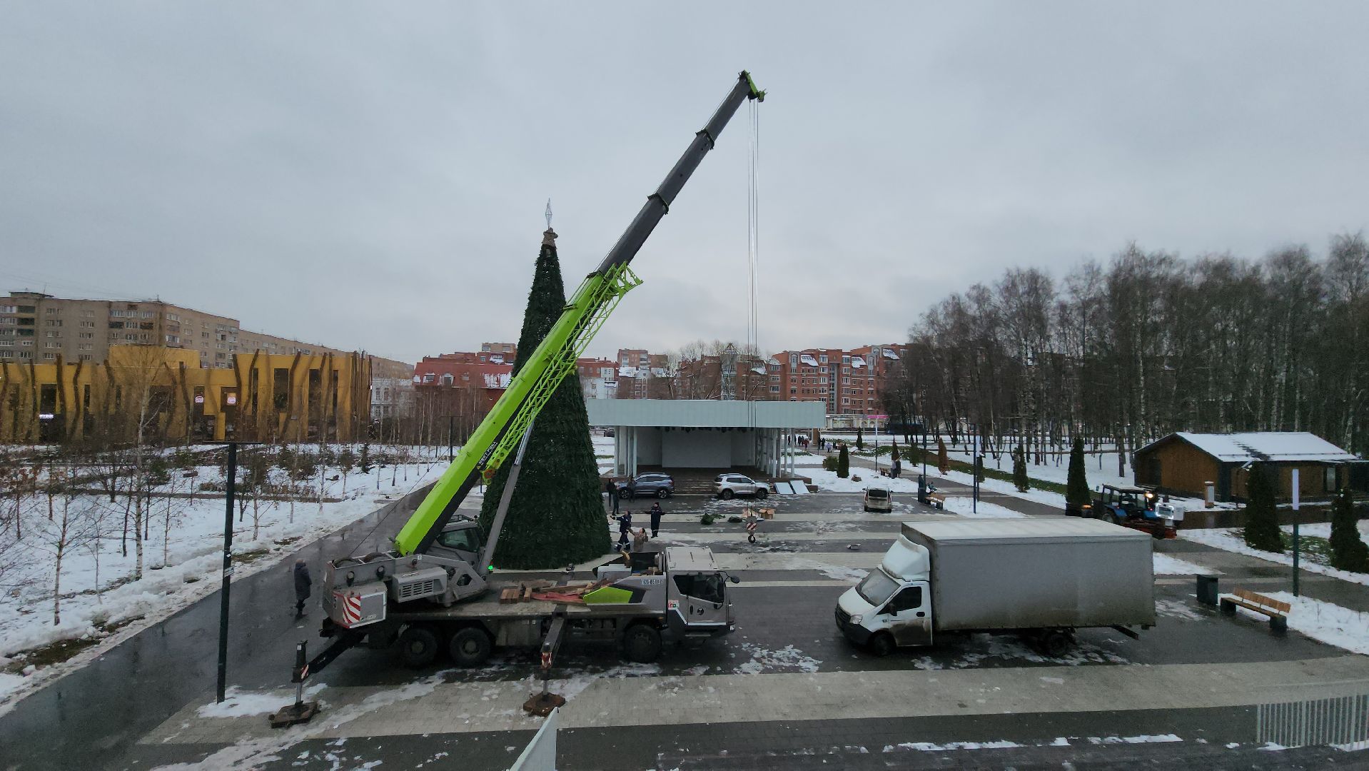 Установка елки, Городской парк, Лобня, вертикалки,