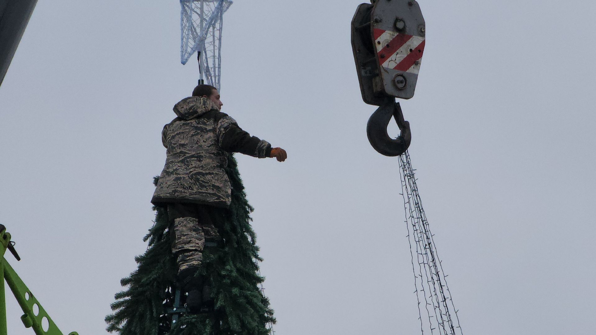 Установка елки, Городской парк, Лобня, вертикалки,