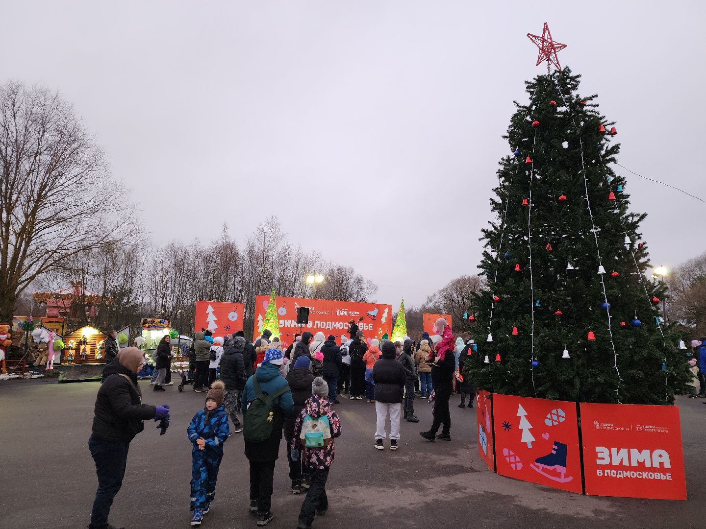 Чехов, парк культуры и отдыха, проект Зима в Подмосковье, открытие нового зимнего сезона, мероприятие Парк зажигает огни, народные гуляния и забавы, праздничная программа, анимация, новогодняя елка, зима в подмосковье, вертикалки,