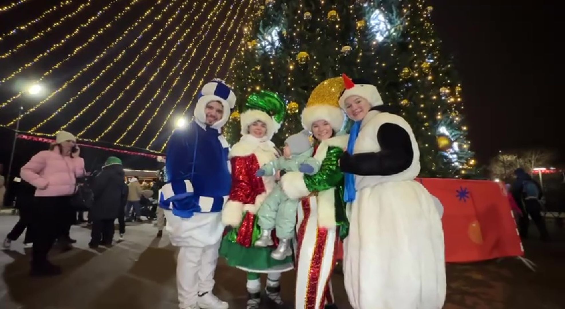 Реутов, вертикалки, зажжение елки, елочка гори, огни, новый год, сказочные персонажи, Дед Мороз,