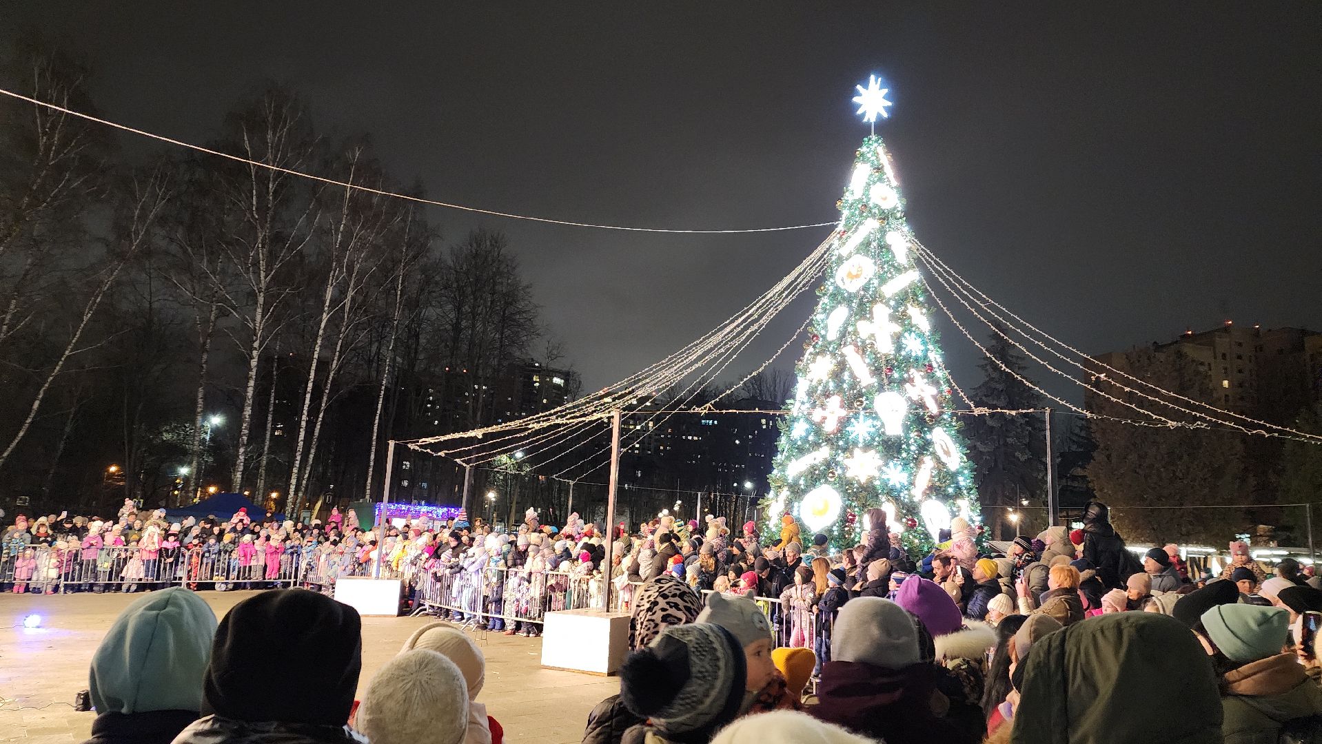 вертикалки, пушкино, дед мороз, новогодняя елка, дети, зажжение елки, зажжение огней на елке,