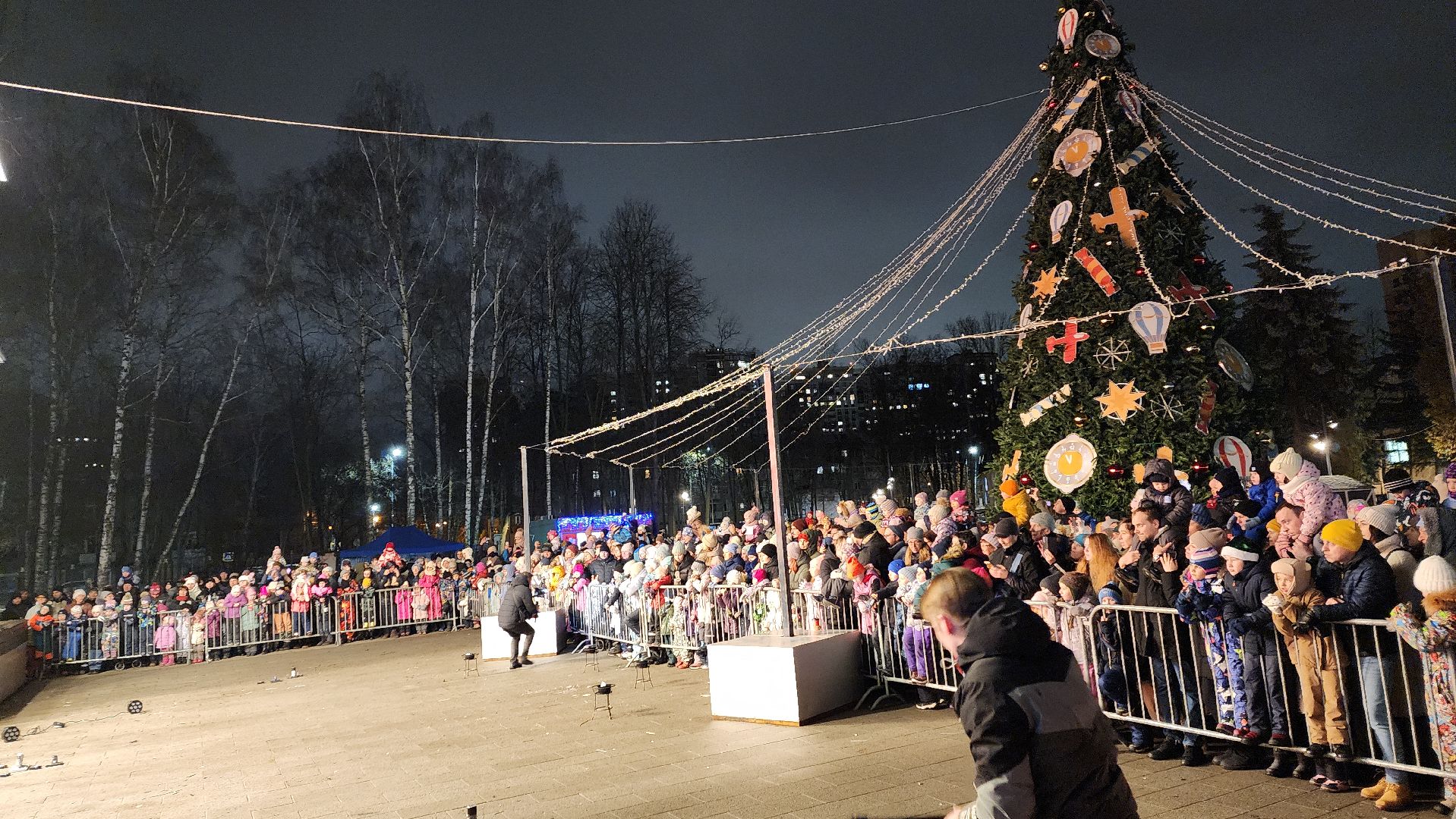 вертикалки, пушкино, дед мороз, новогодняя елка, дети, зажжение елки, зажжение огней на елке,