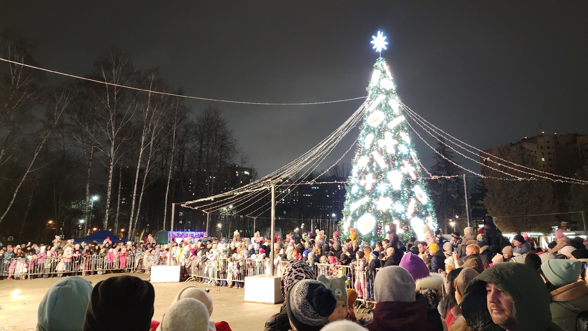 вертикалки, пушкино, дед мороз, новогодняя елка, дети, зажжение елки, зажжение огней на елке,