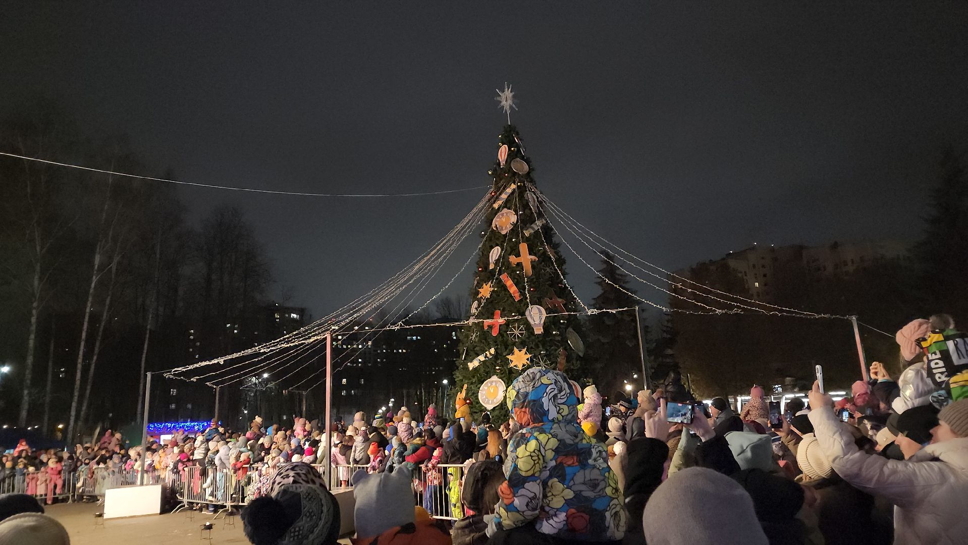 вертикалки, пушкино, дед мороз, новогодняя елка, дети, зажжение елки, зажжение огней на елке,
