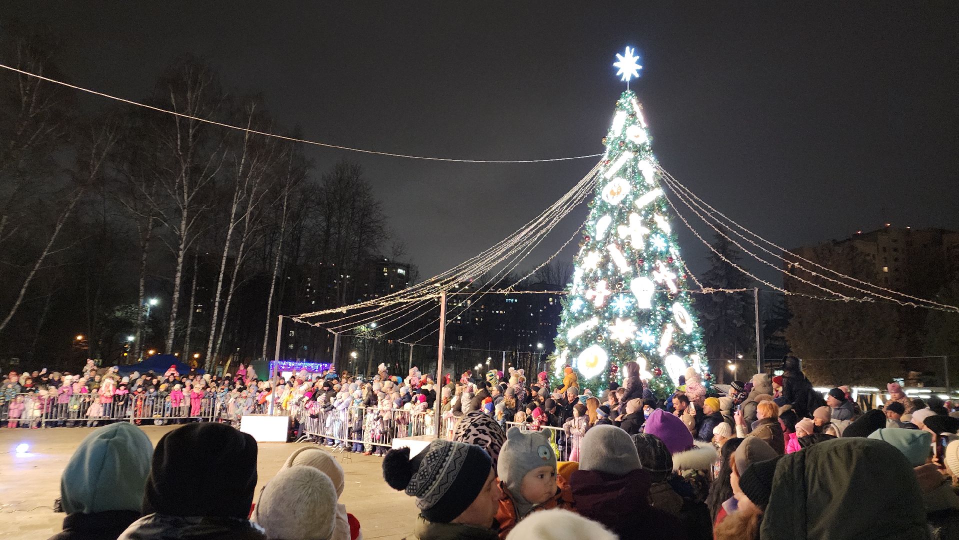 вертикалки, пушкино, дед мороз, новогодняя елка, дети, зажжение елки, зажжение огней на елке,