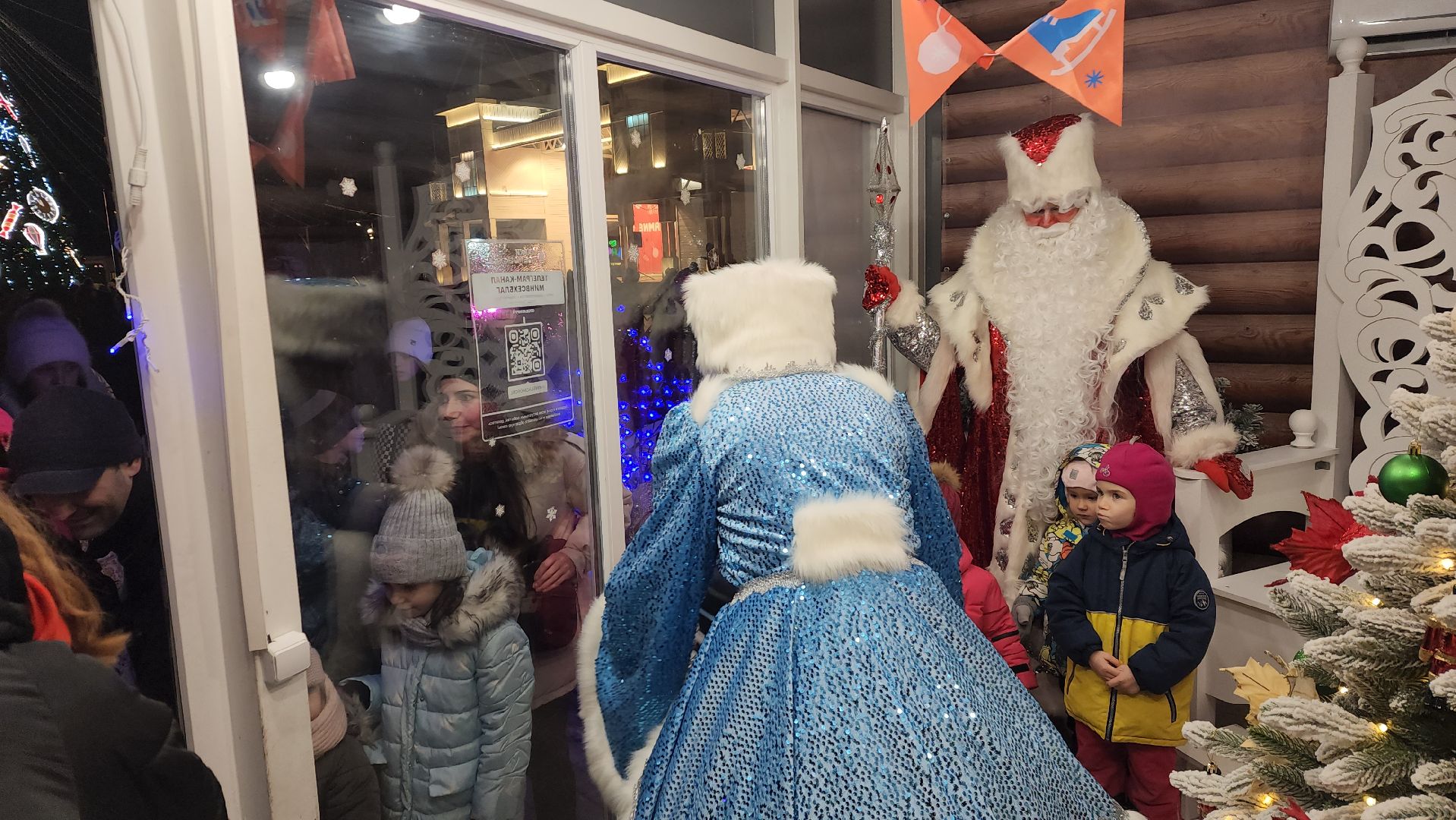 вертикалки, пушкино, дед мороз, новогодняя елка, дети, зажжение елки, зажжение огней на елке,