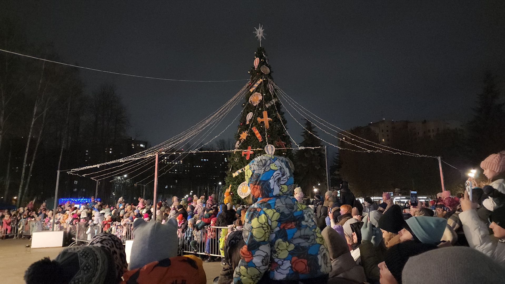 вертикалки, пушкино, дед мороз, новогодняя елка, дети, зажжение елки, зажжение огней на елке,