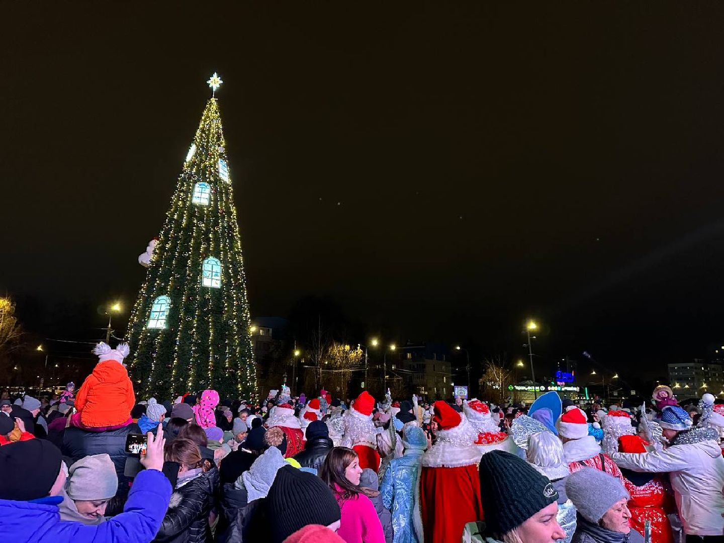 зима в подмомсковье, парад дедов морозов, Акция зажги елку, Кинотеатра искра, главная елка,