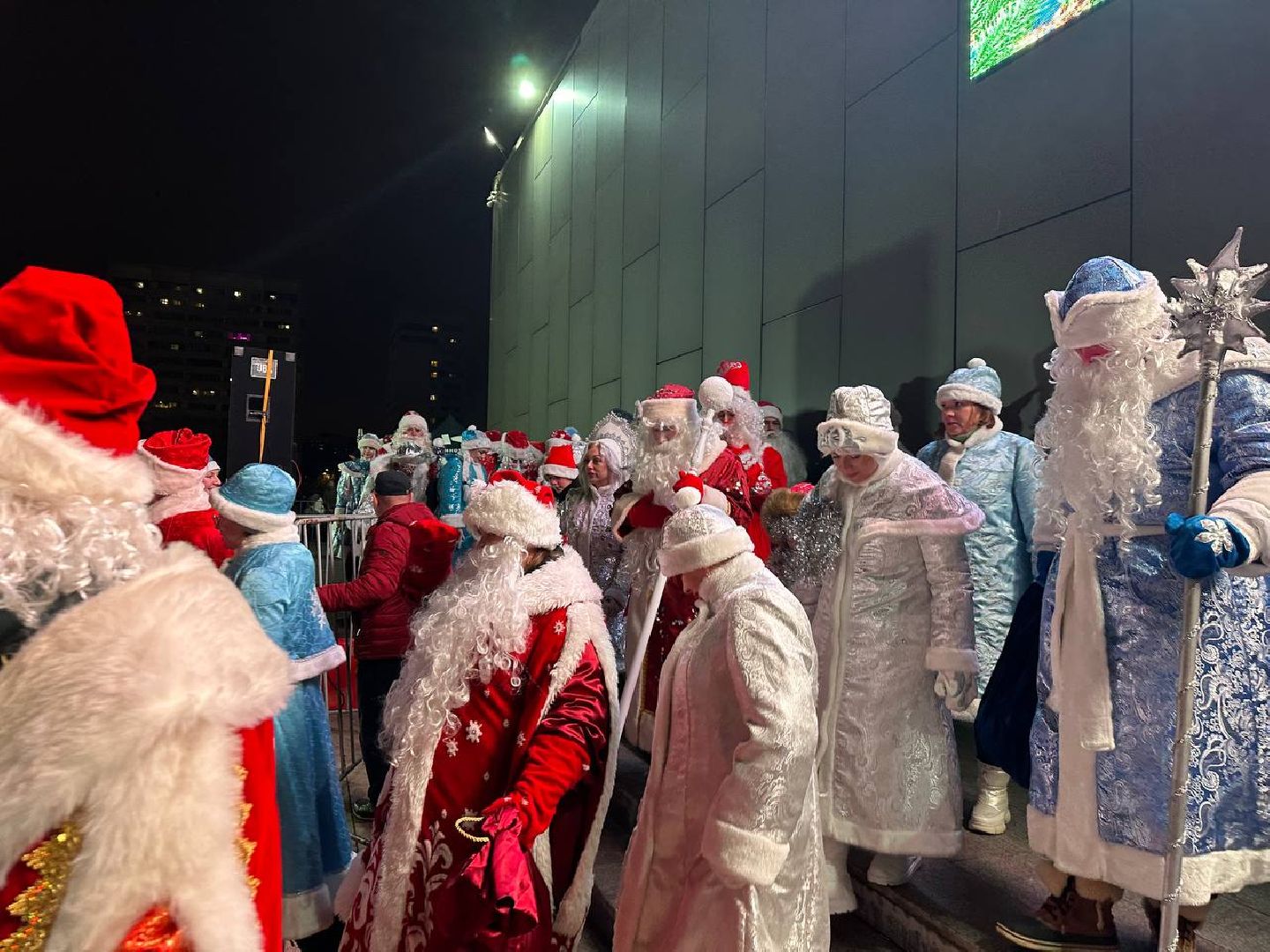 зима в подмомсковье, парад дедов морозов, Акция зажги елку, Кинотеатра искра, главная елка,