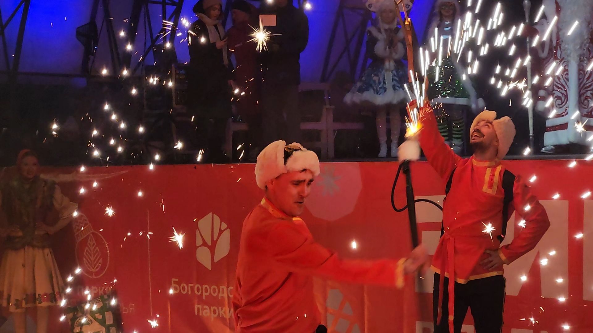 общество, жители, ногинск, парки подмосковья, новогодняя елка, огненное шоу, дети, вертикалки, зима в подмосковье,