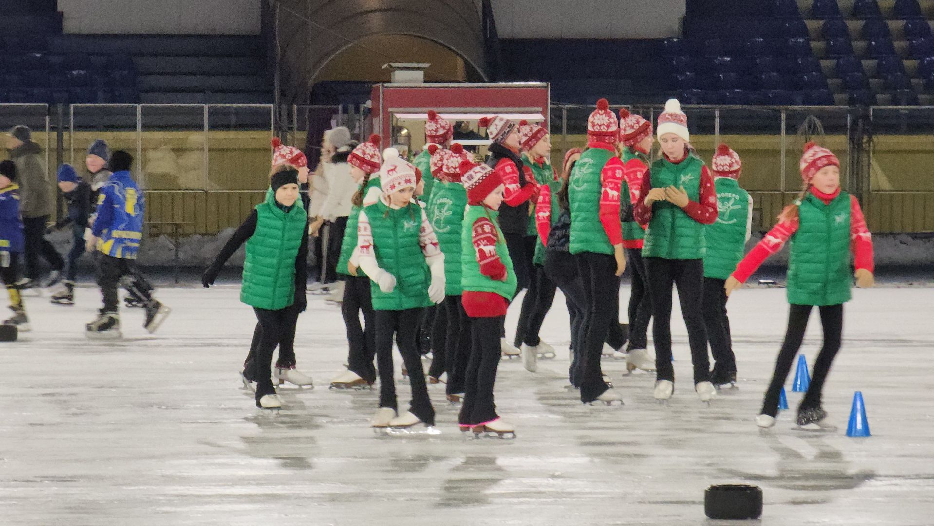 зима в подмосковье, красногорск, стадион зоркий, массовое катание,