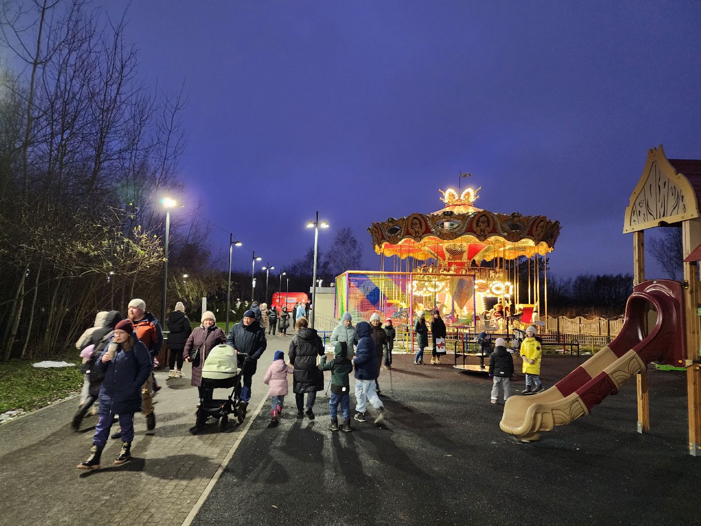 Чехов, парк культуры и отдыха, карусель Сказка, детский аттракцион, Зима в Подмосковье, бесплатное катание на карусели, вертикалки,