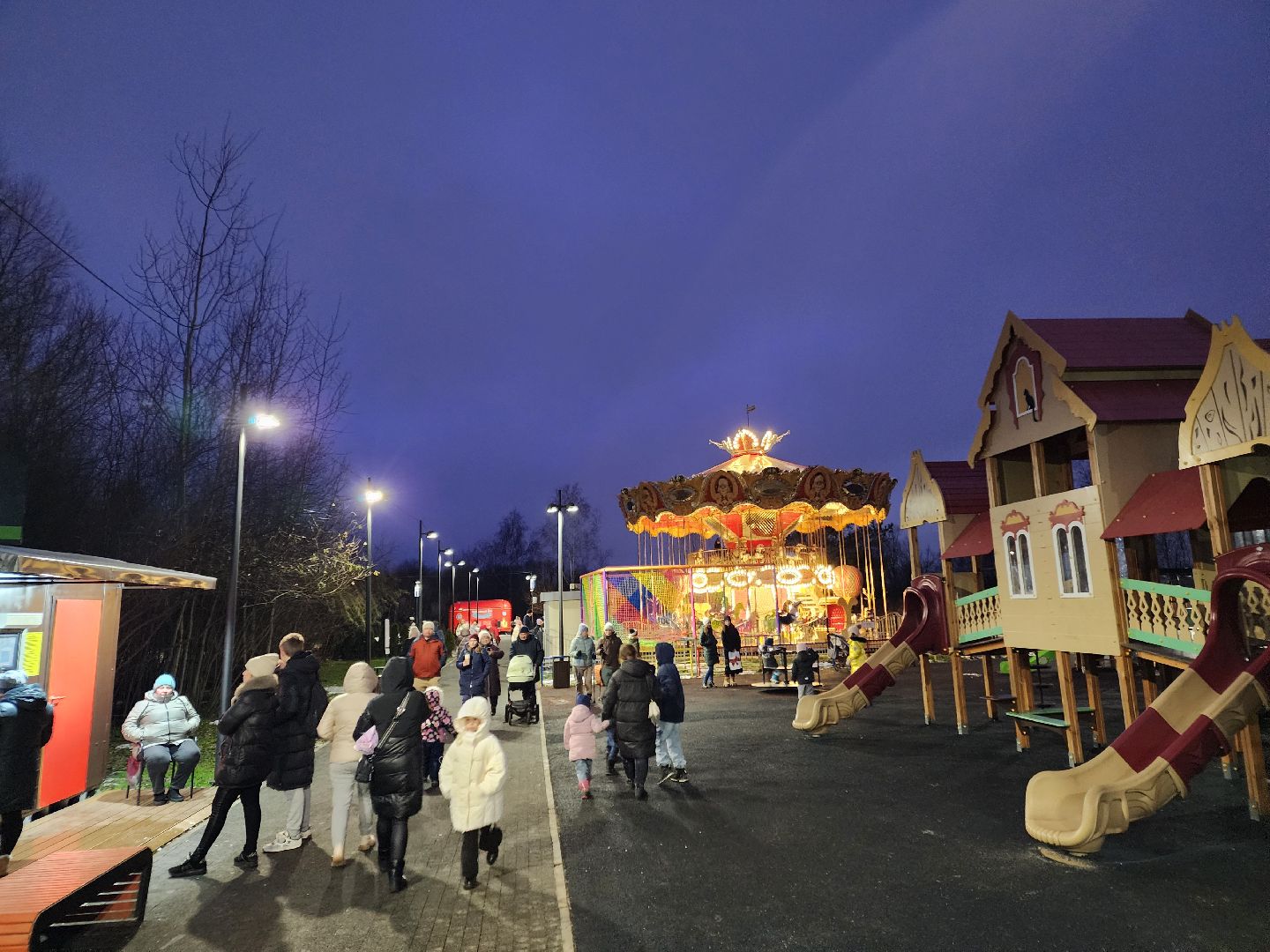 Чехов, парк культуры и отдыха, карусель Сказка, детский аттракцион, Зима в Подмосковье, бесплатное катание на карусели, вертикалки,